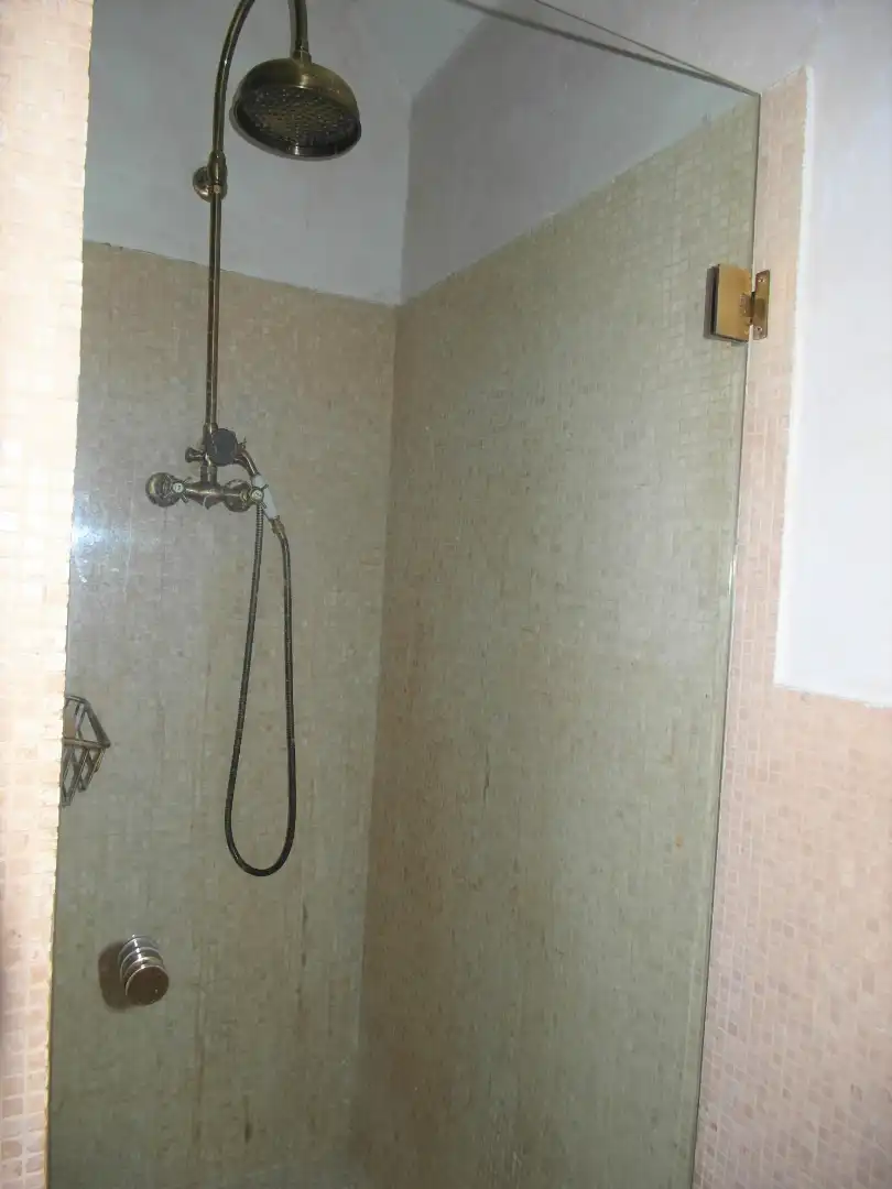 Baño de Casa adosada en venta en Madrid con Aire acondicionado, Calefacción y Jardín privado