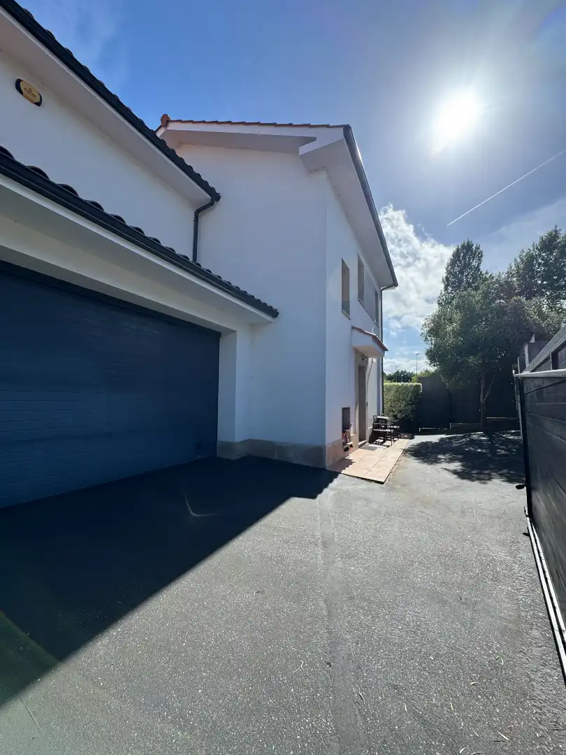 Vista exterior de Casa o xalet en venda en Avilés amb Calefacció, Jardí privat i Parquet