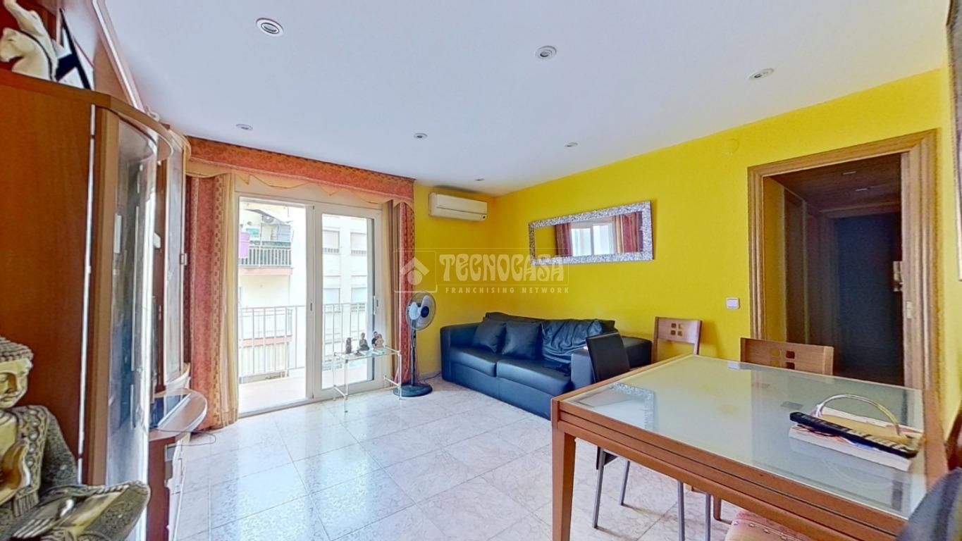Sala d'estar de Pis en venda en Cerdanyola del Vallès amb Balcó
