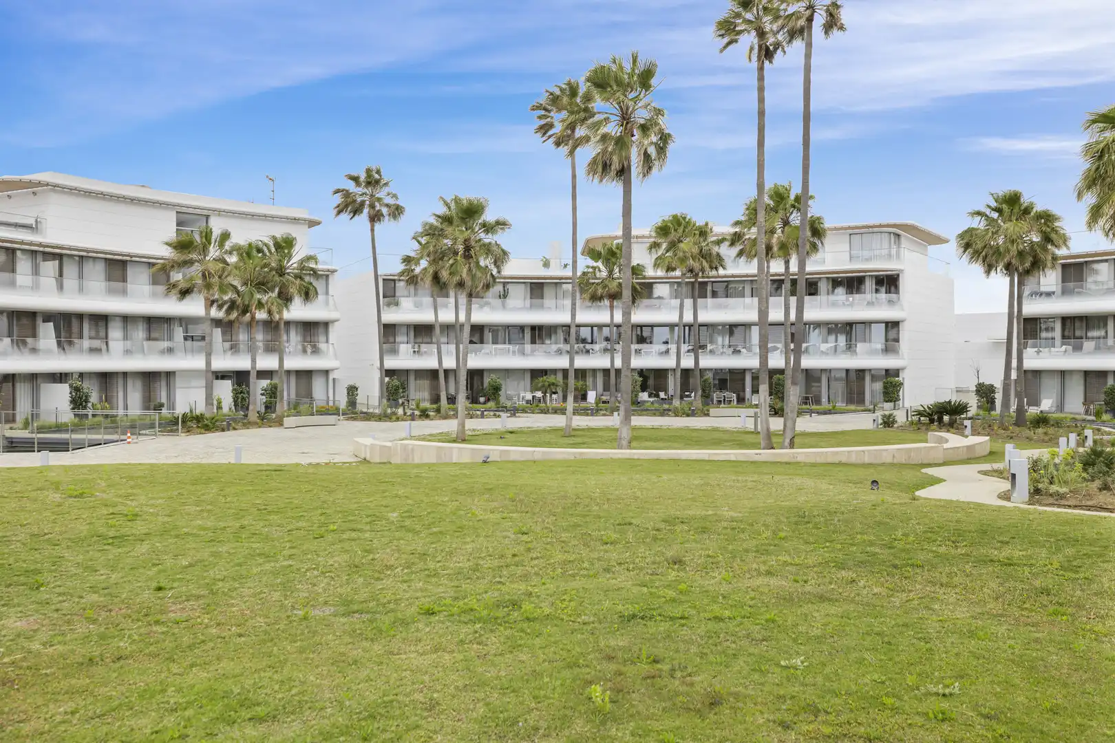 Vista exterior de Planta baja en venta en Estepona con Aire acondicionado, Terraza y Piscina