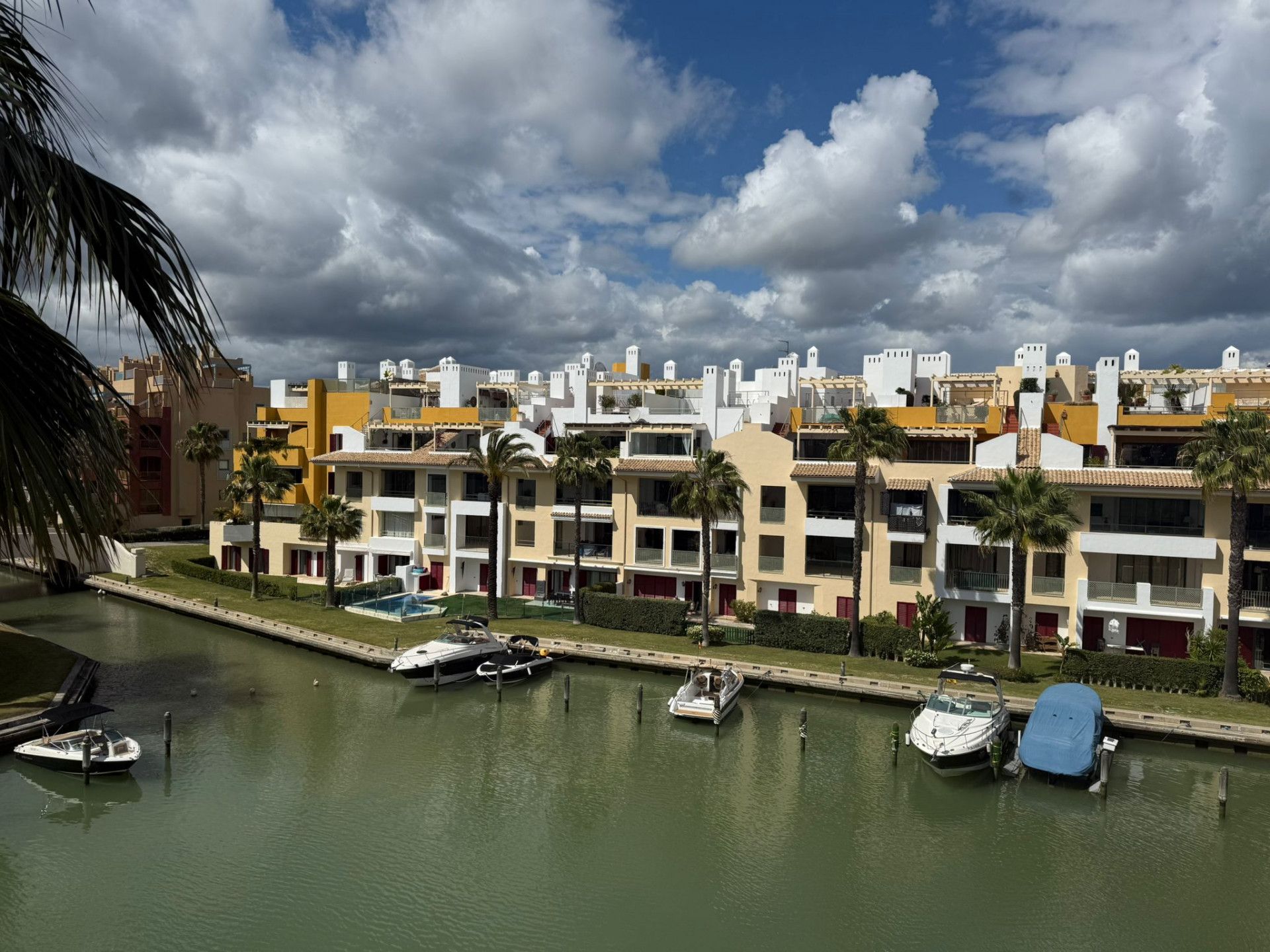 Vista exterior de Àtic en venda en Sotogrande amb Aire condicionat, Terrassa i Piscina