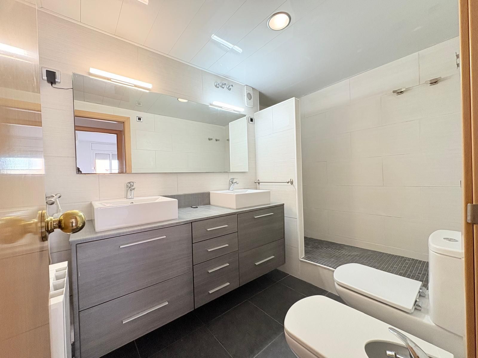 Bathroom of Flat for sale in Terrassa  with Heating and Private garden