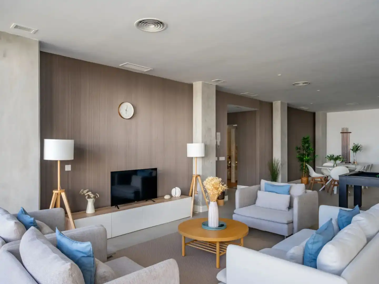 Wohnzimmer von Dachboden zum Verkauf in Manilva mit Klimaanlage, Heizung und Terrasse