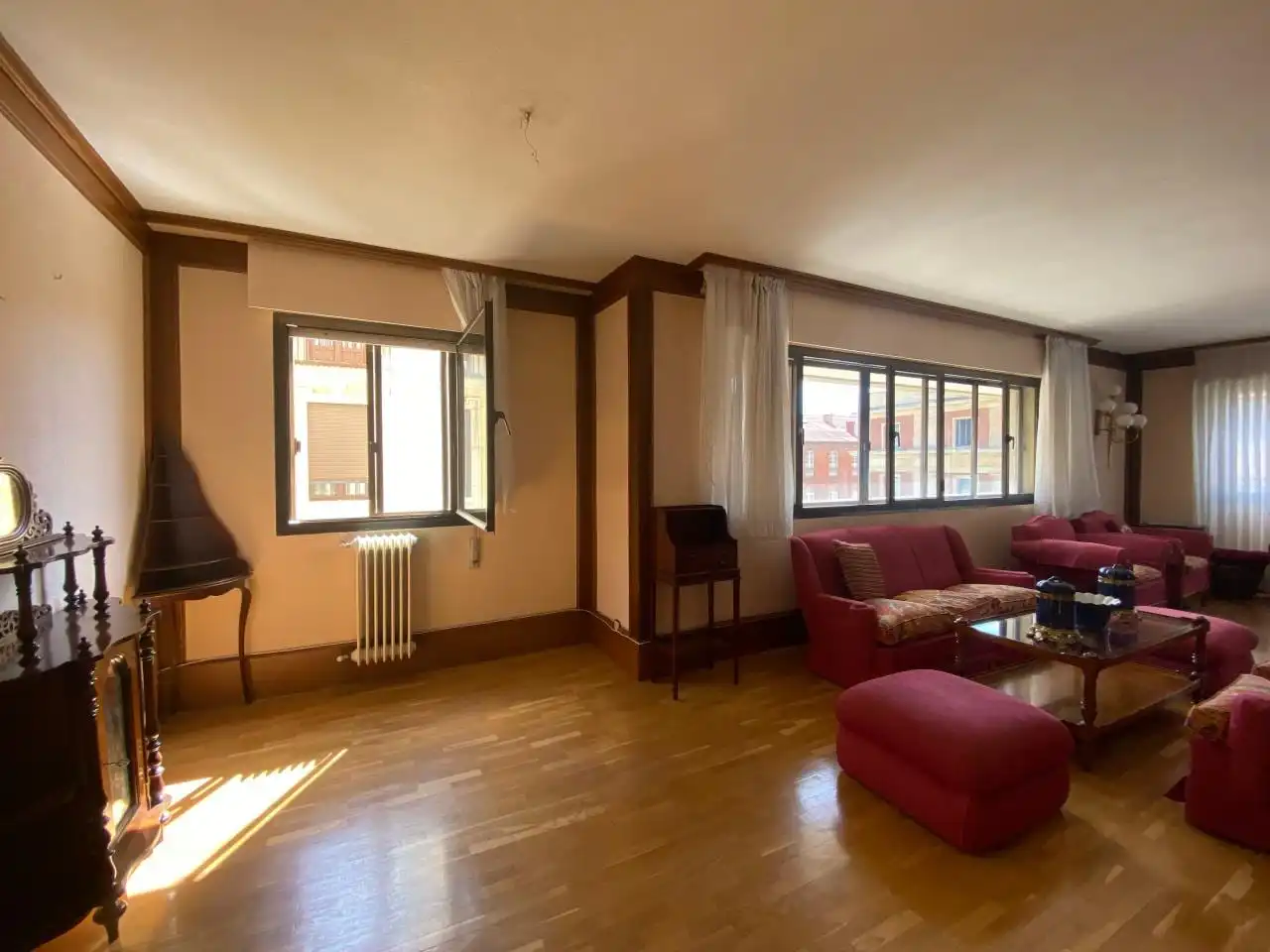 Sala d'estar de Pis en venda en León Capital  amb Calefacció i Terrassa
