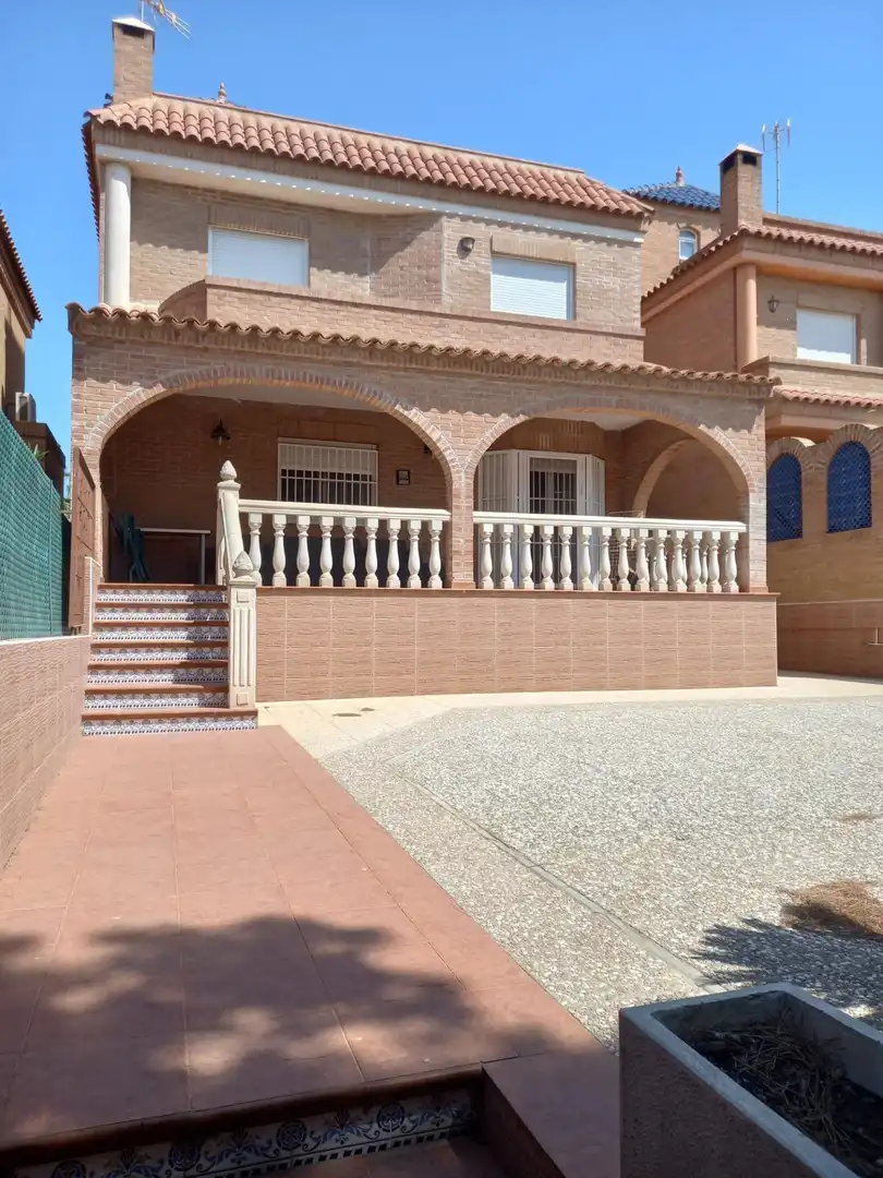 Vista exterior de Casa adosada de alquiler en Elche / Elx con Aire acondicionado, Jardín privado y Amueblado