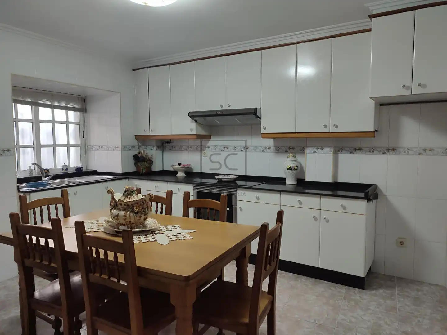 Küche von Einfamilien-Reihenhaus zum Verkauf in Ares mit Terrasse, Abstellraum und Möbliert