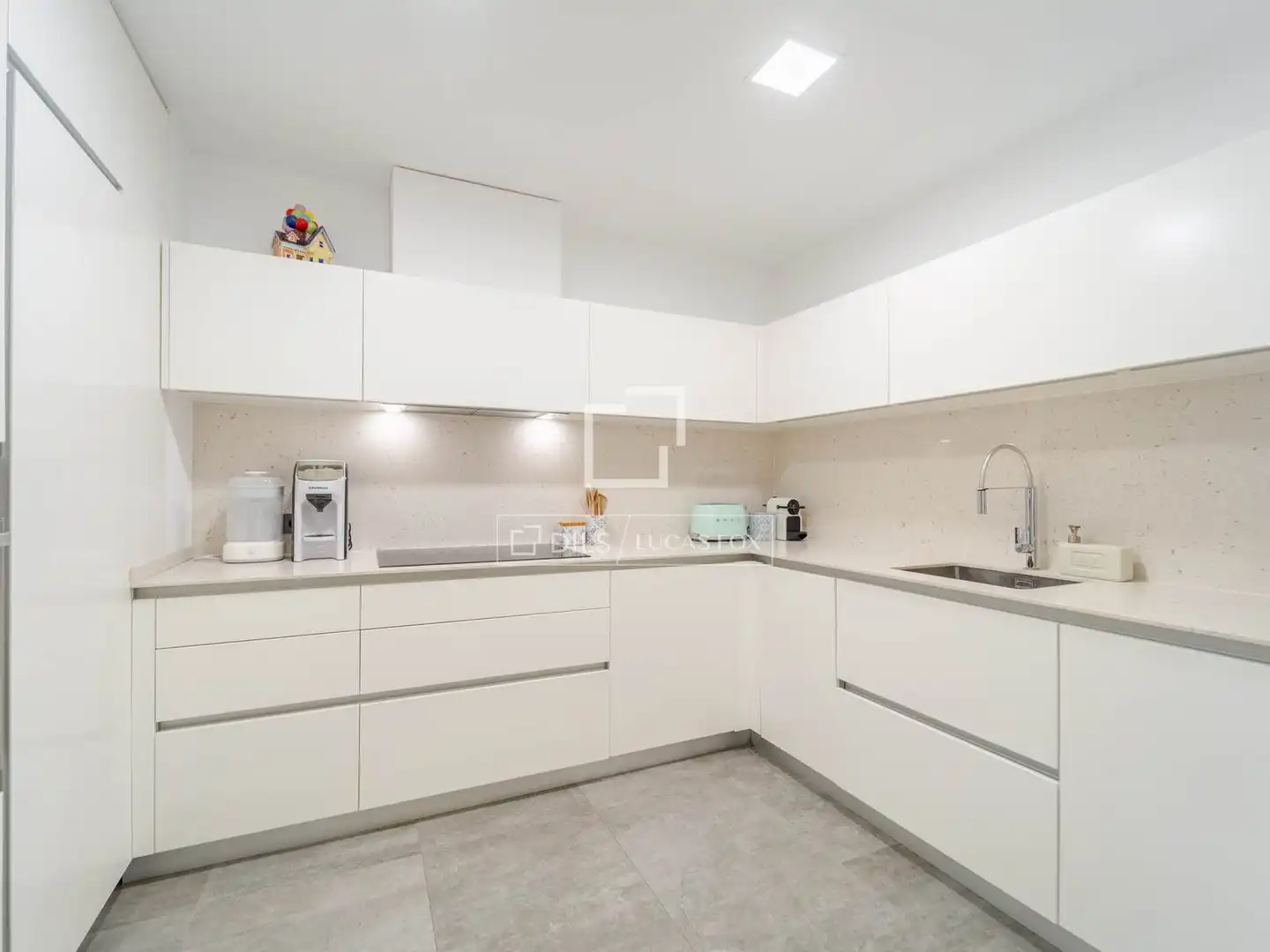 Kitchen of Flat for sale in Valencia  with Air Conditioner, Parquet flooring and Balcony