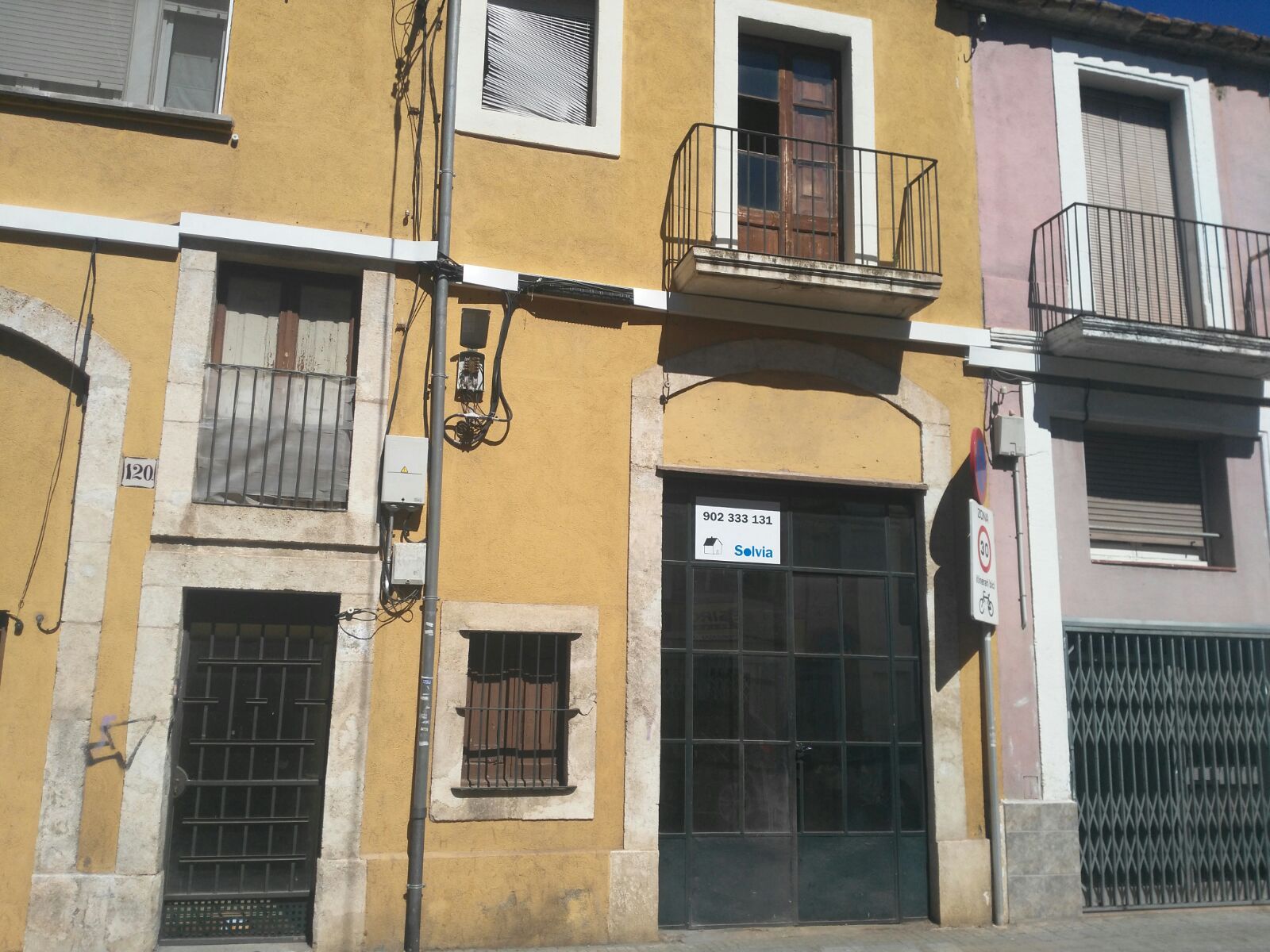 Vista exterior de Local en venda en Vilafranca del Penedès