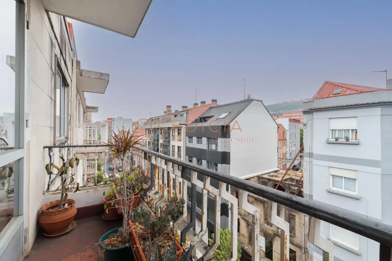 Terrassa de Pis en venda en Vigo  amb Calefacció, Parquet i Moblat