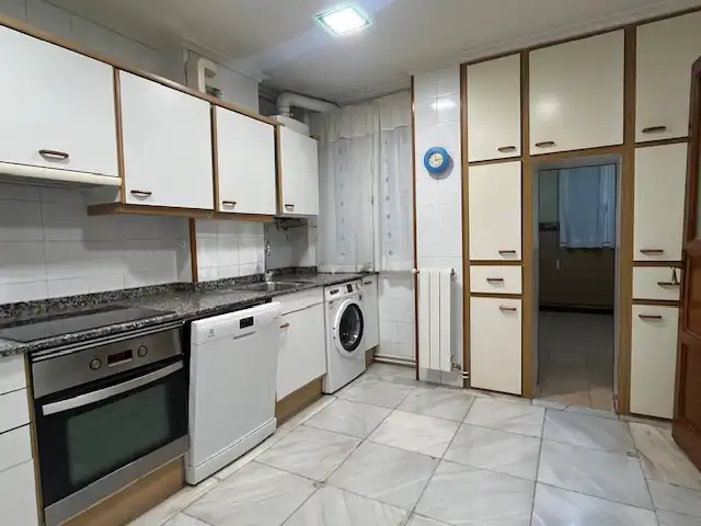 Küche von Wohnung zum Verkauf in Santander mit Heizung, Abstellraum und Ofen