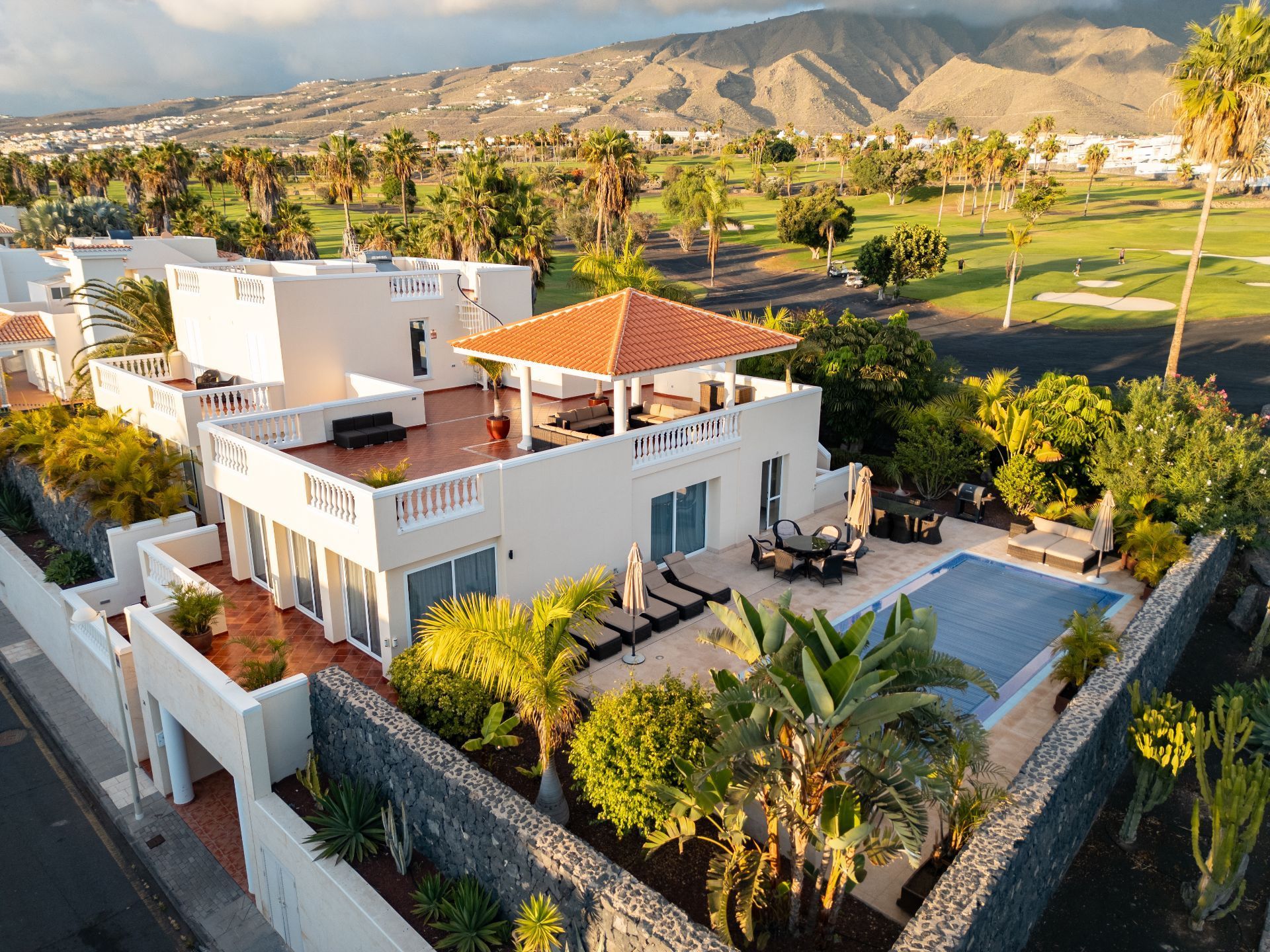 Terrace of House or chalet for sale in Adeje  with Air Conditioner, Private garden and Storage room