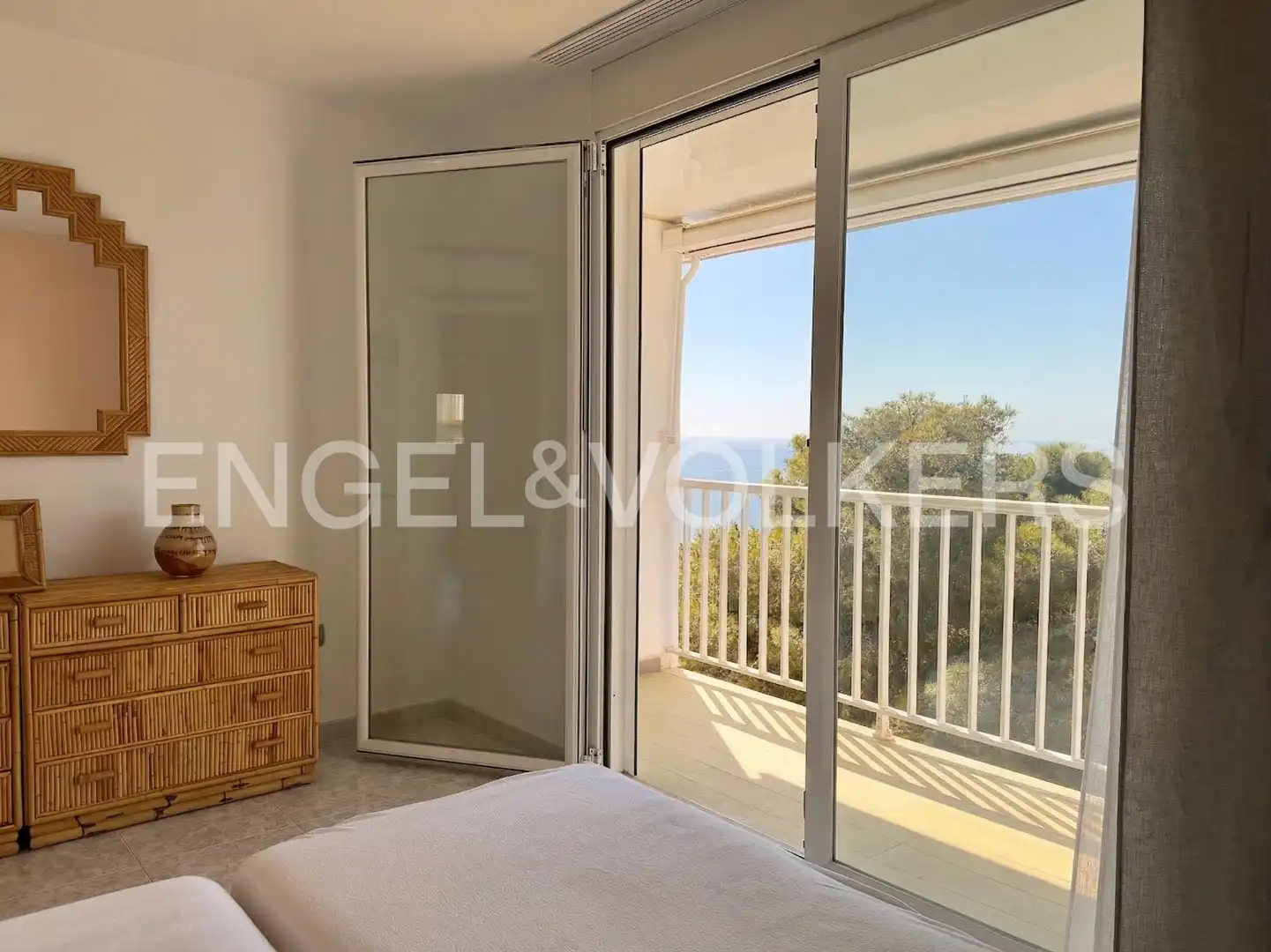 Schlafzimmer von Dachboden zum Verkauf in Salou mit Klimaanlage, Heizung und Terrasse
