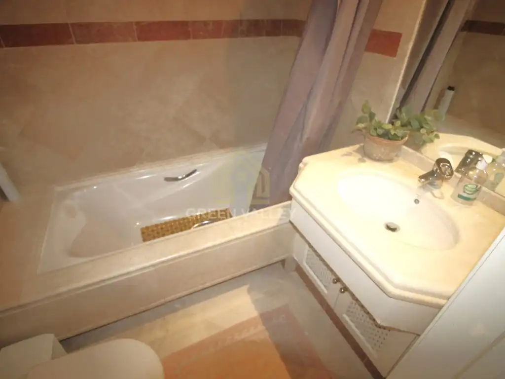 Badezimmer von Wohnung zum Verkauf in Marbella mit Klimaanlage, Privatgarten und Terrasse