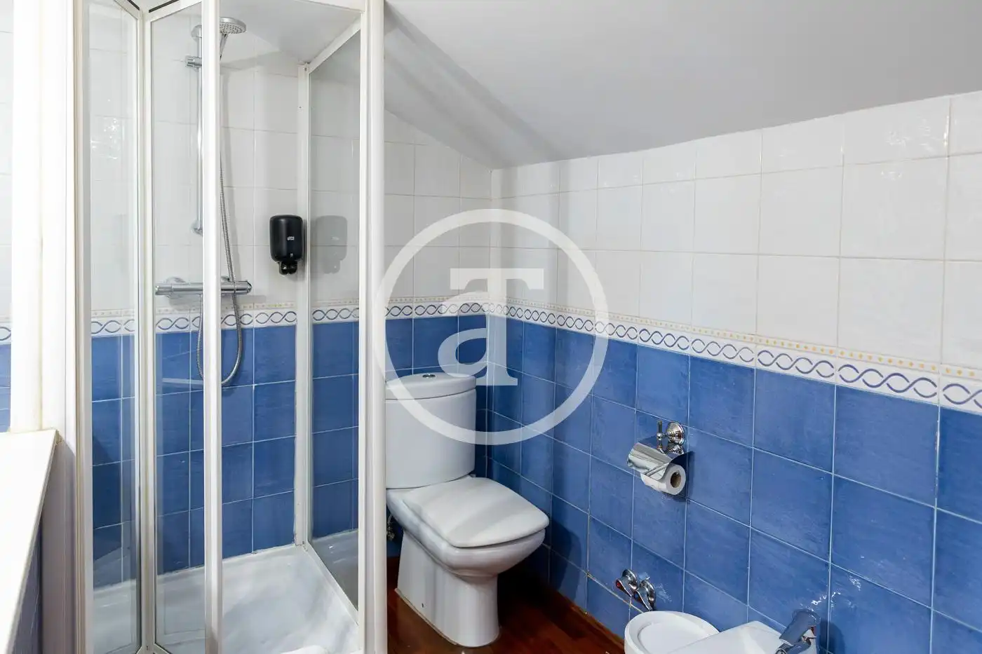 Baño de Ático de alquiler en Madrid con Aire acondicionado, Calefacción y Amueblado
