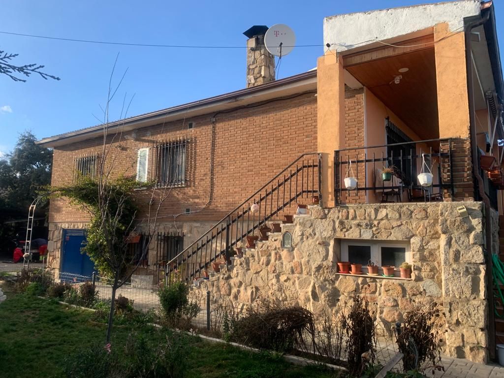 Exterior view of House or chalet for sale in Fresnedillas de la Oliva  with Heating, Terrace and Storage room