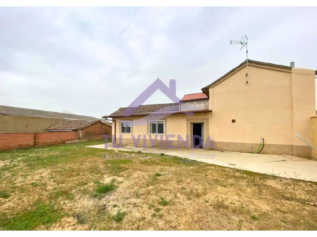 Vista exterior de Casa o chalet de alquiler en Saldaña con Jardín privado y Amueblado