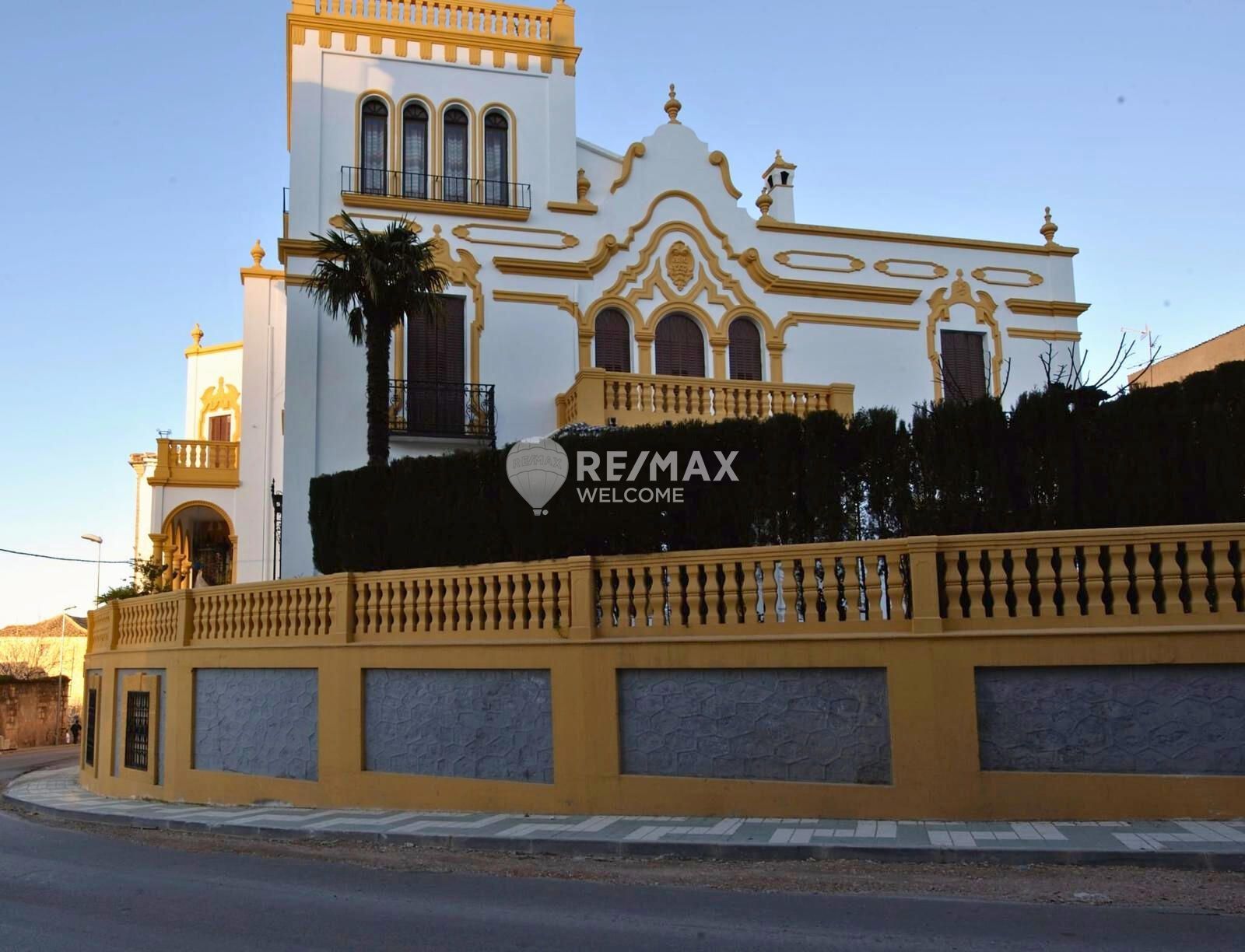 Exterior view of House or chalet for sale in Villanueva del Arzobispo  with Terrace and Swimming Pool