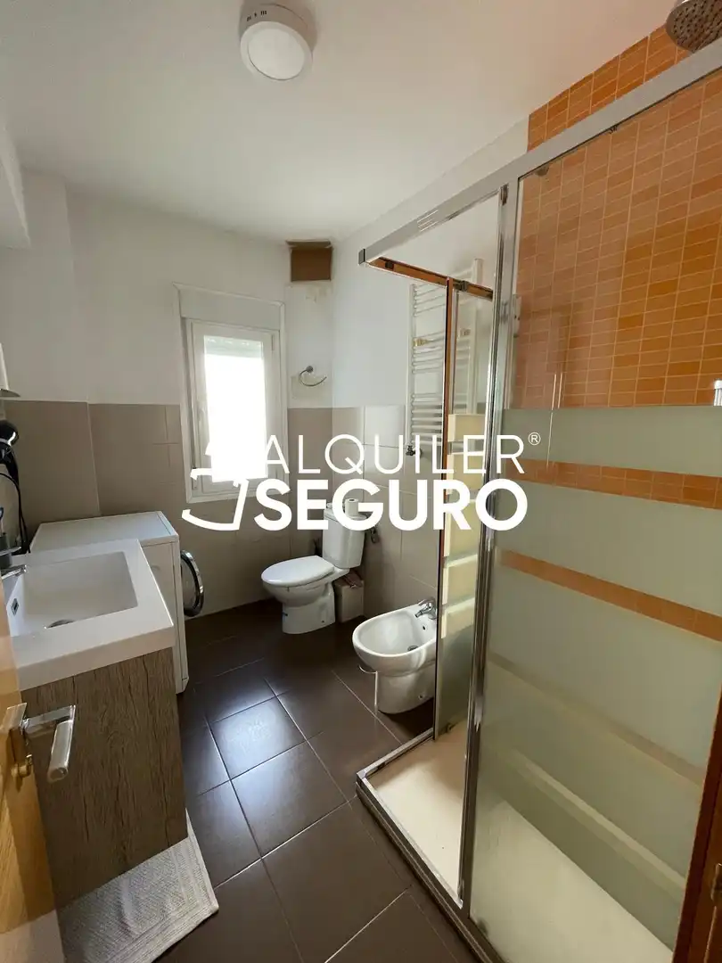 Baño de Piso de alquiler en Madrid con Aire acondicionado, Calefacción y Terraza