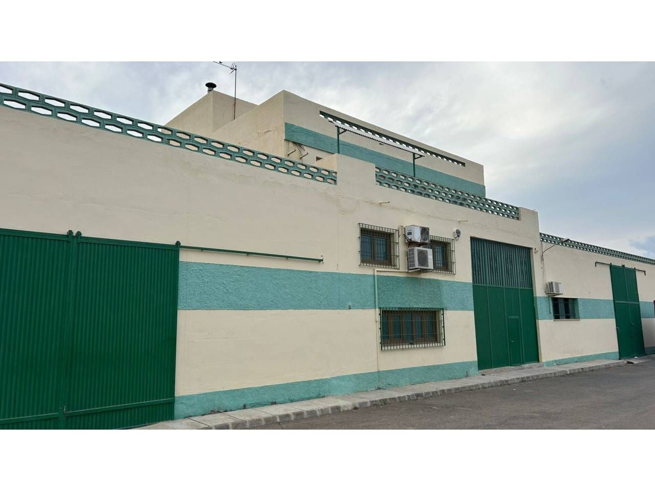 Vista exterior de Nau industrial de lloguer en  Almería Capital