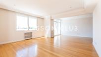 Sala d'estar de Pis en venda en  Madrid Capital amb Aire condicionat, Calefacció i Terrassa