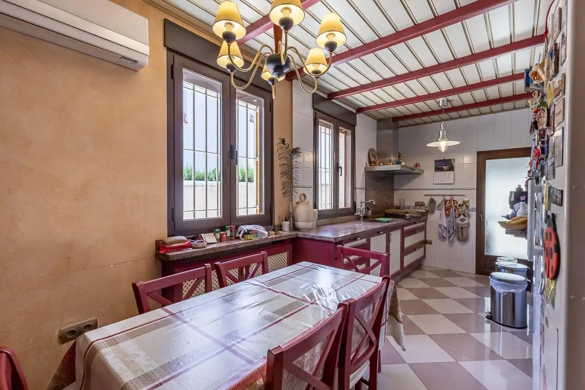 Cuina de Casa o xalet en venda en Granada amb Aire condicionat, Calefacció i Jardí privat