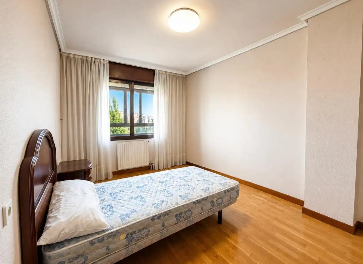 Schlafzimmer von Wohnung zur Miete in  Pamplona / Iruña