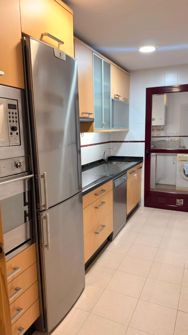 Cuina de Pis de lloguer en  Granada Capital amb Aire condicionat, Calefacció i Moblat