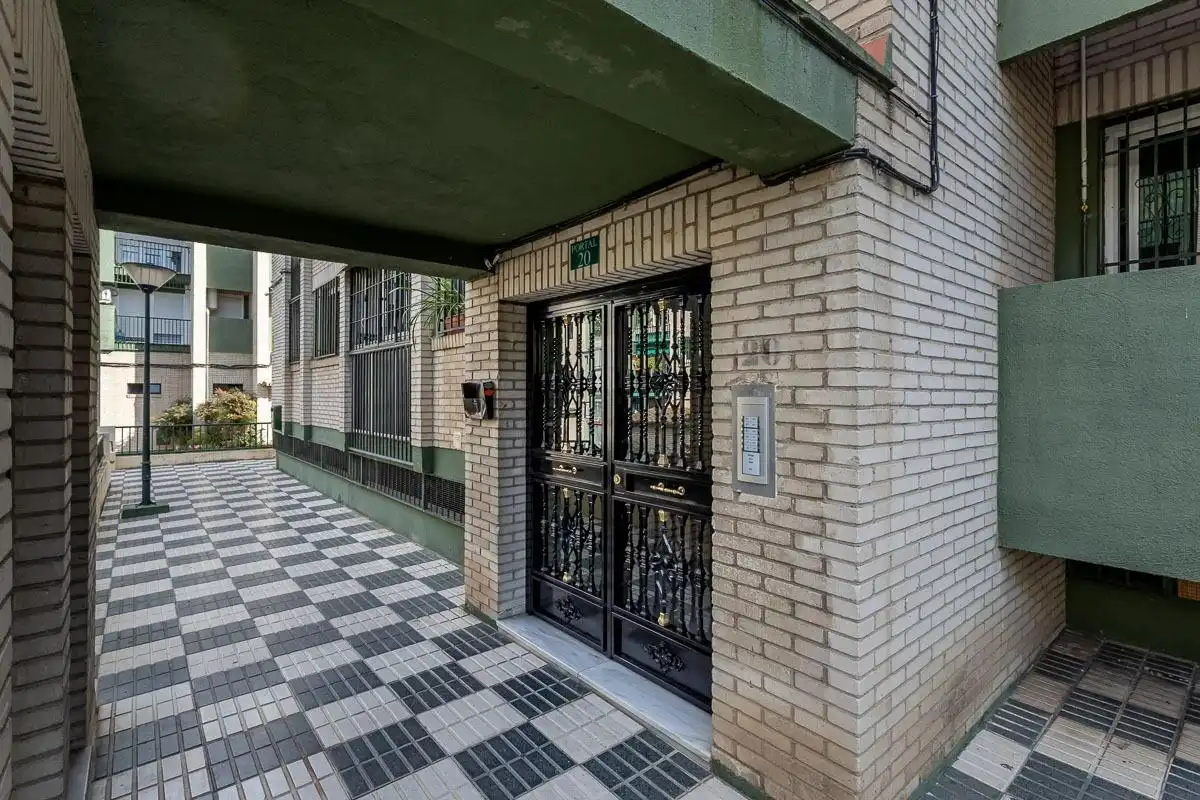 Vista exterior de Piso en venta en Granada con Aire acondicionado, Calefacción y Balcón