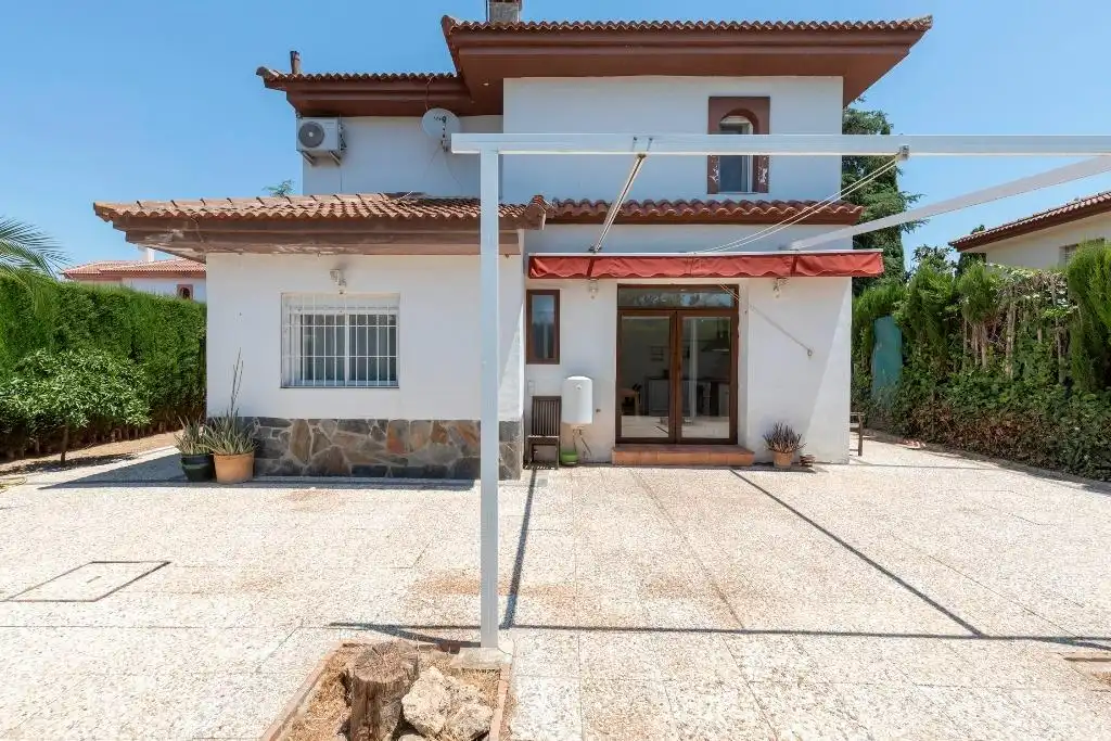 Vista exterior de Casa o xalet en venda en Albolote amb Aire condicionat, Balcó i Piscina comunitària