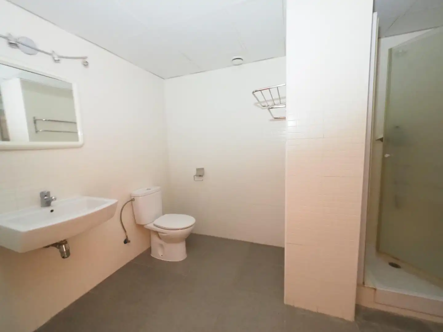 Badezimmer von Maisonette zum Verkauf in Vila-seca mit Parkett