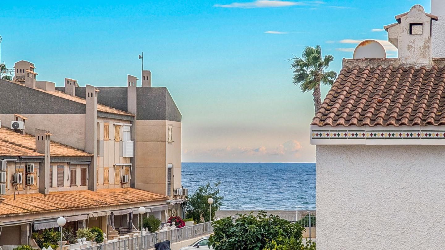 Vista exterior de Casa o xalet en venda en Santa Pola amb Aire condicionat, Terrassa i Piscina