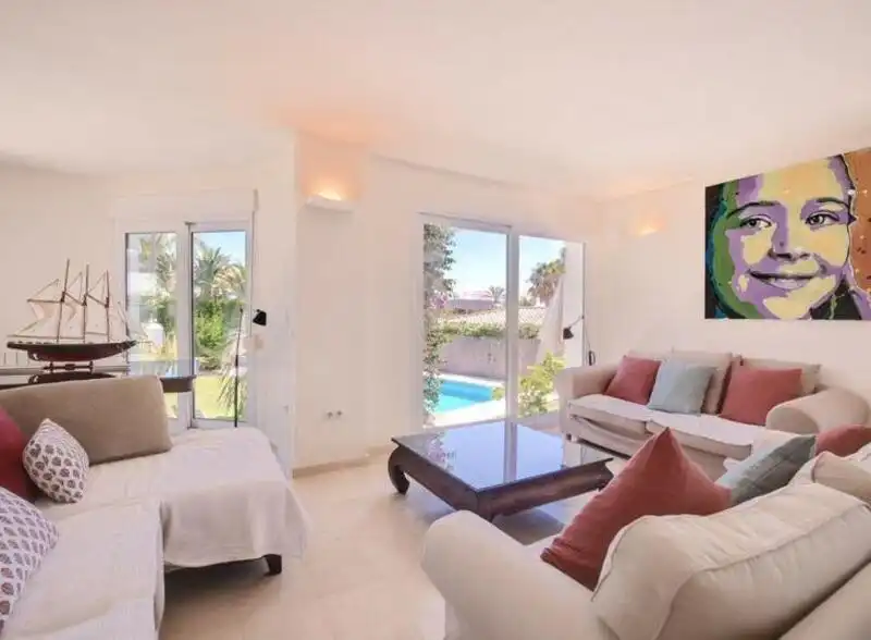 Sala d'estar de Casa o xalet de lloguer en Marbella amb Aire condicionat, Calefacció i Jardí privat