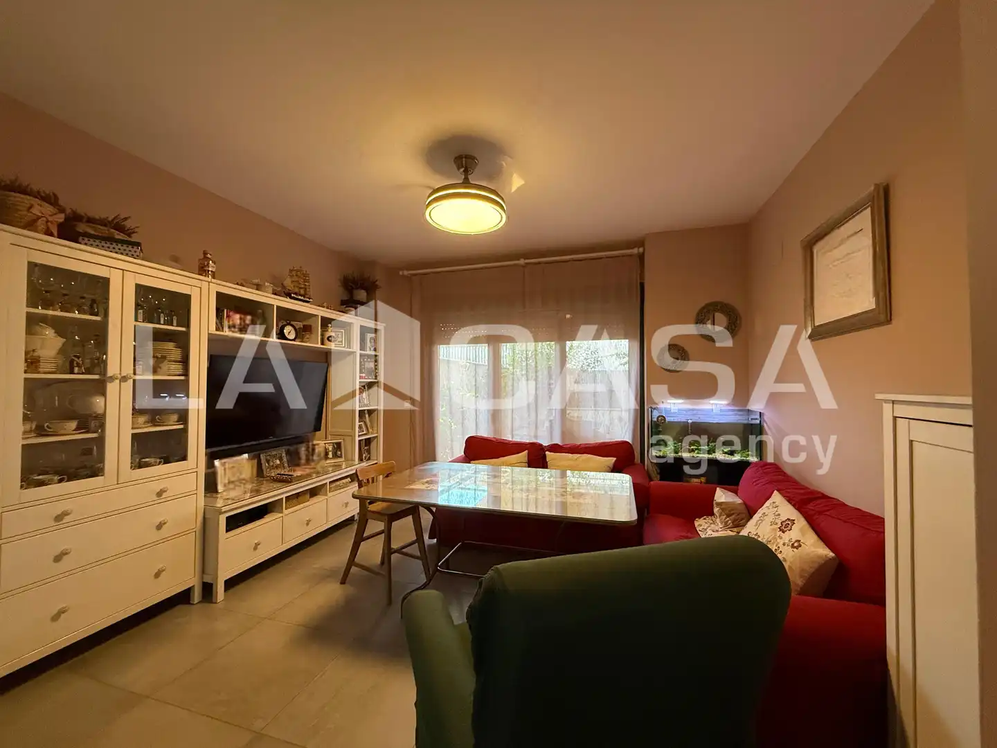 Sala de estar de Casa adosada en venta en Dos Hermanas con Aire acondicionado y Piscina