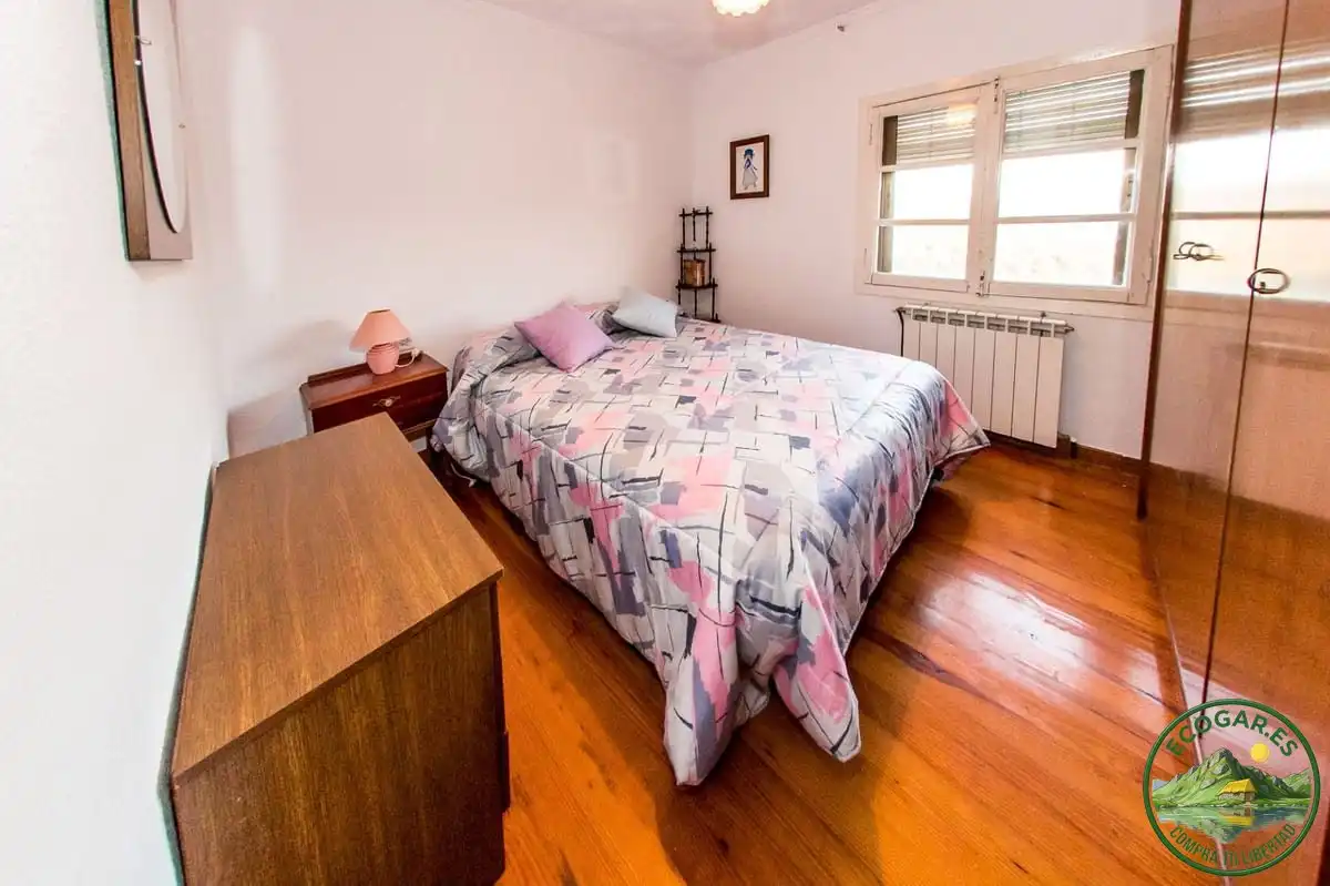 Schlafzimmer von Haus oder Chalet zum Verkauf in Corullón mit Heizung, Privatgarten und Parkett