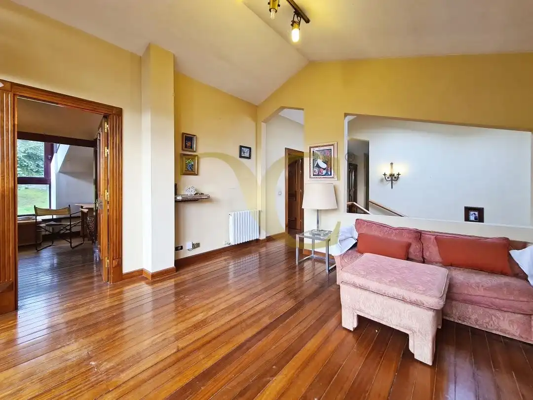 Sala d'estar de Casa o xalet en venda en Oviedo  amb Calefacció, Jardí privat i Terrassa