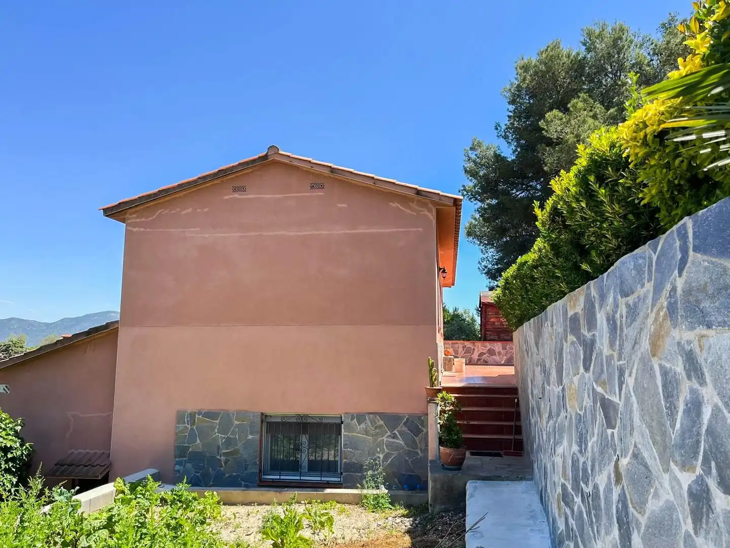 Vista exterior de Casa o xalet en venda en Esparreguera amb Calefacció, Jardí privat i Terrassa