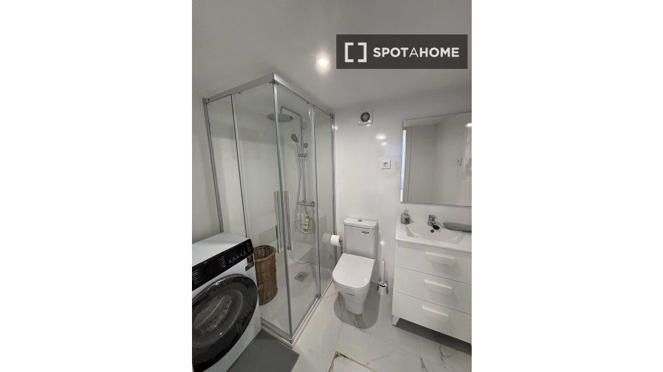 Bany de Pis de lloguer en  Madrid Capital amb Aire condicionat, Calefacció i Moblat