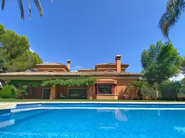 Casa amb piscina en venda a Milla de Oro