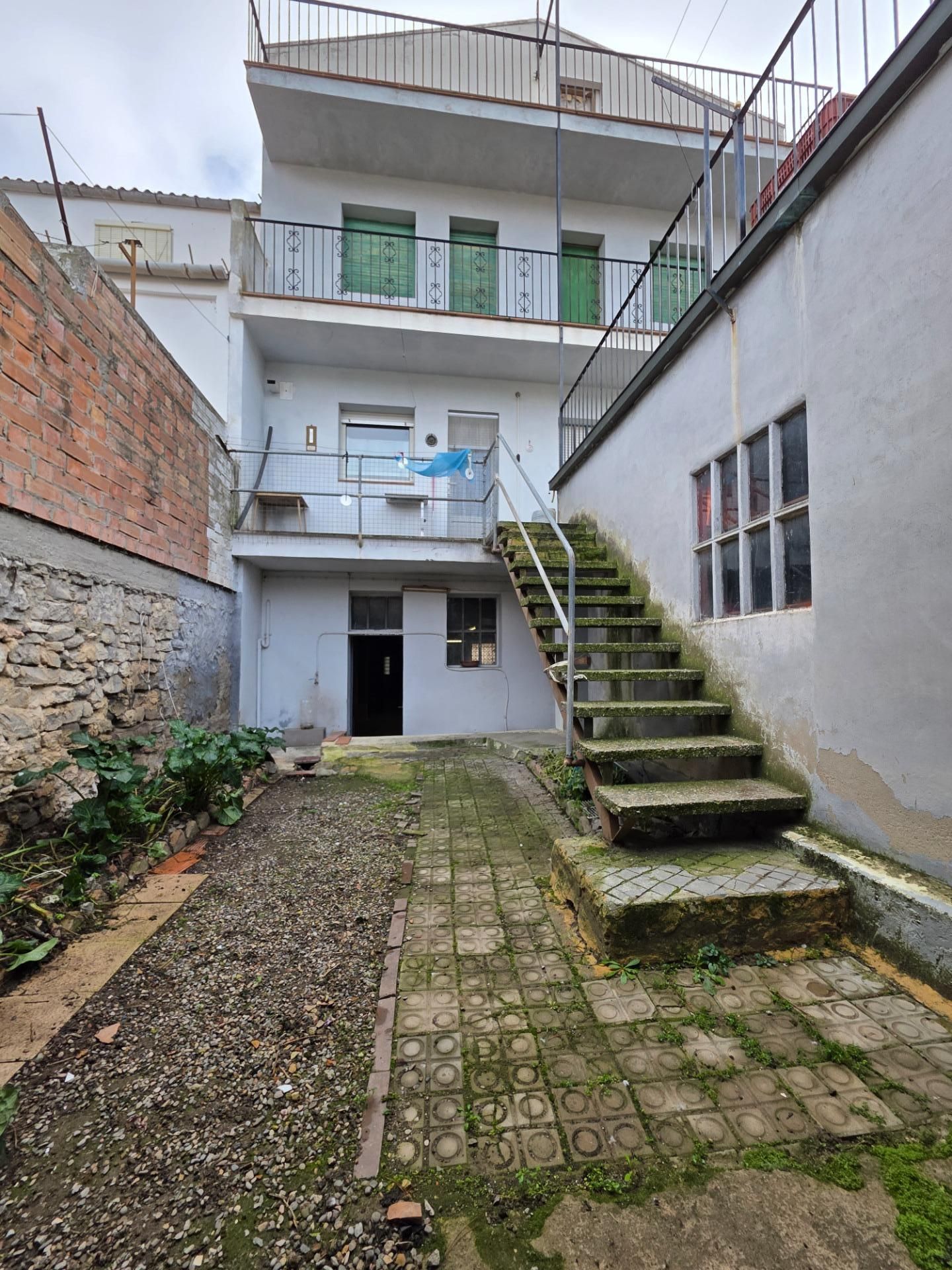 Vista exterior de Casa o xalet en venda en Cervera amb Calefacció, Terrassa i Traster