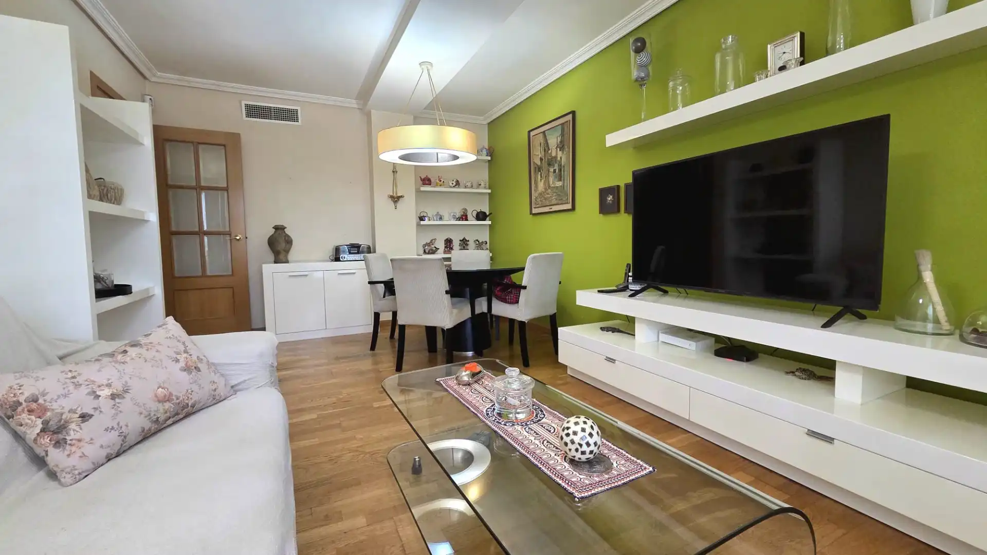 Wohnzimmer von Dachboden zum Verkauf in Fuenlabrada mit Klimaanlage, Heizung und Privatgarten