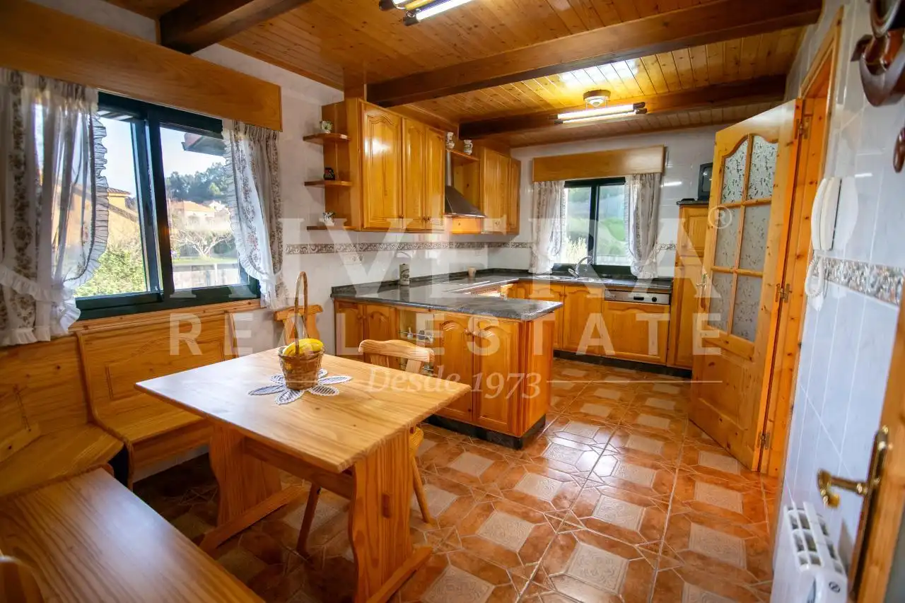 Cuina de Casa o xalet en venda en Redondela amb Calefacció, Jardí privat i Terrassa