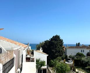 Vista exterior de Dúplex en venda en Estepona amb Aire condicionat i Terrassa