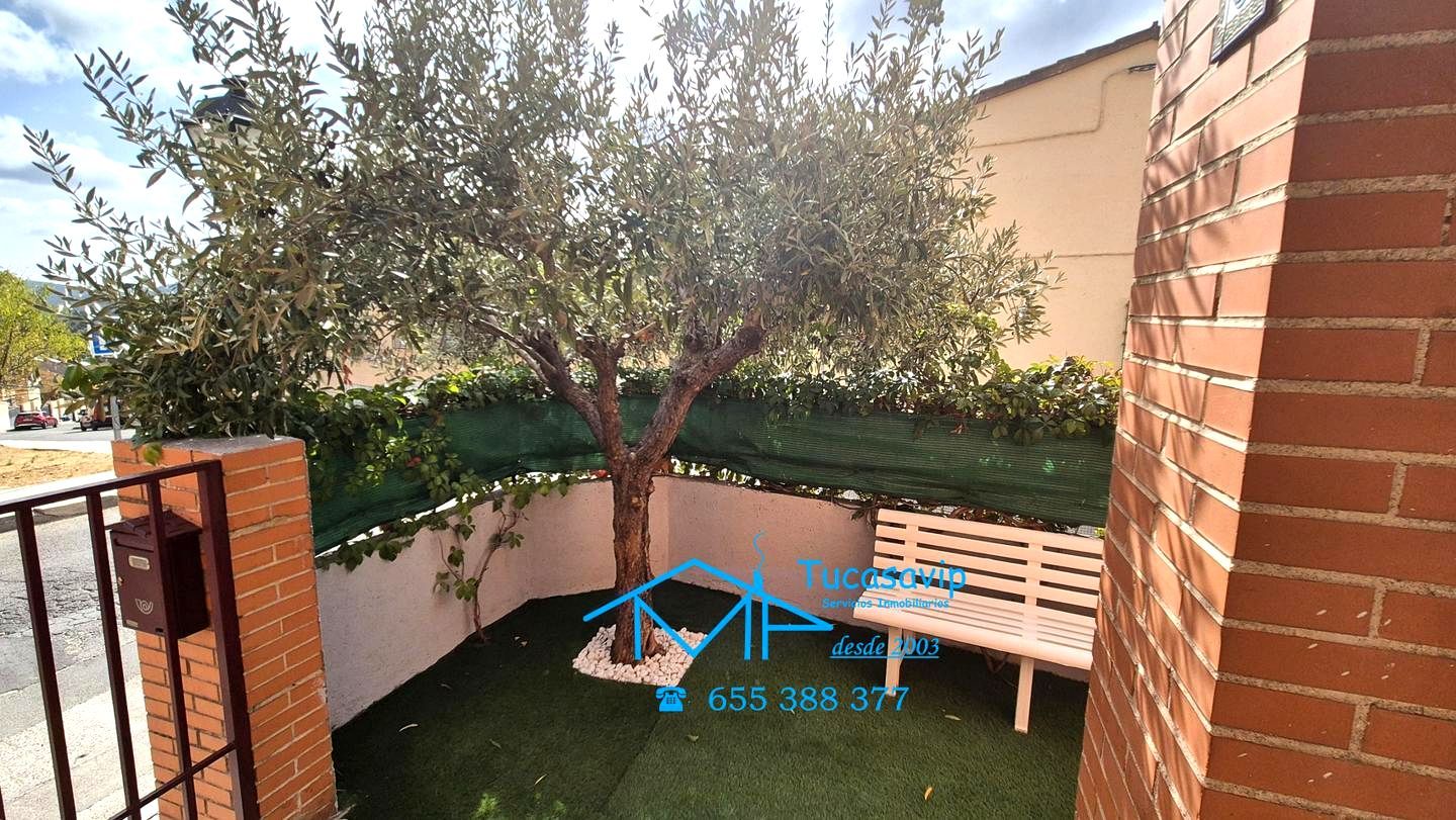 Jardí de Casa adosada en venda en San Martín de Valdeiglesias amb Aire condicionat, Calefacció i Jardí privat