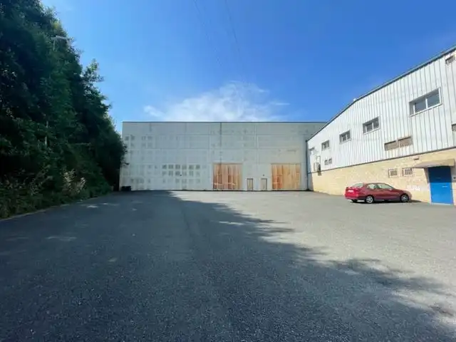 Außenansicht von Fabrikhallen zur Miete in Urnieta