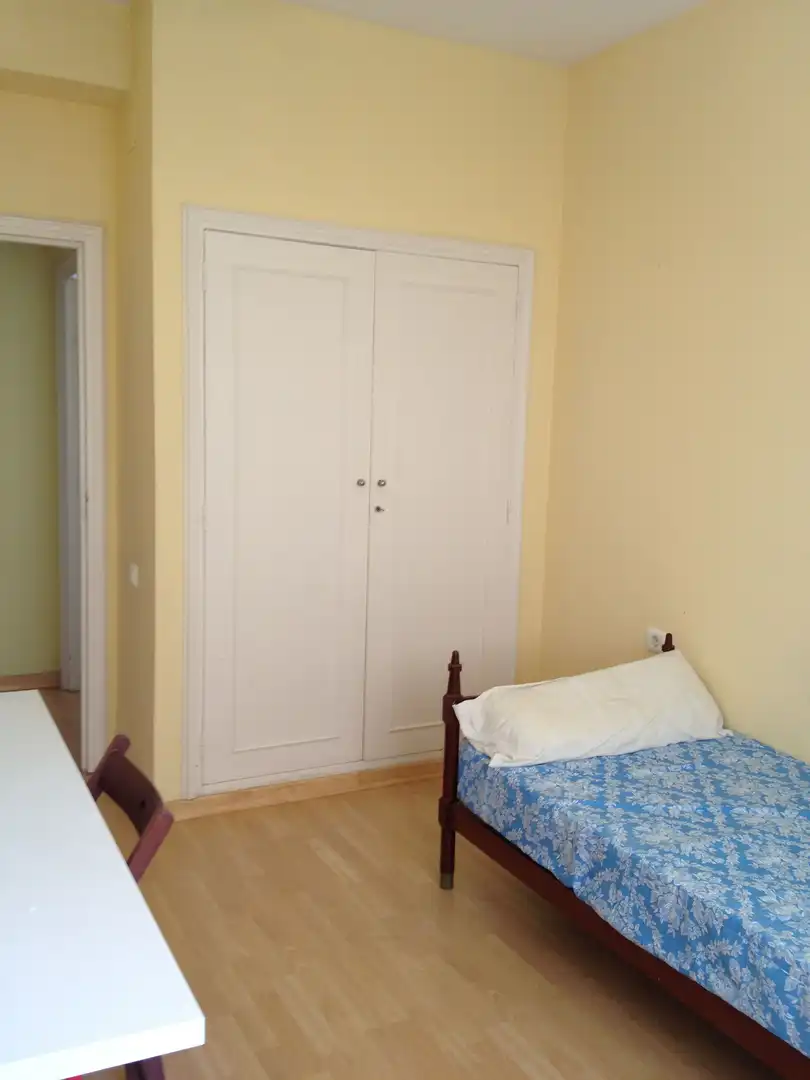 Habitación de Piso de alquiler en Sevilla con Aire acondicionado, Amueblado y Lavadora