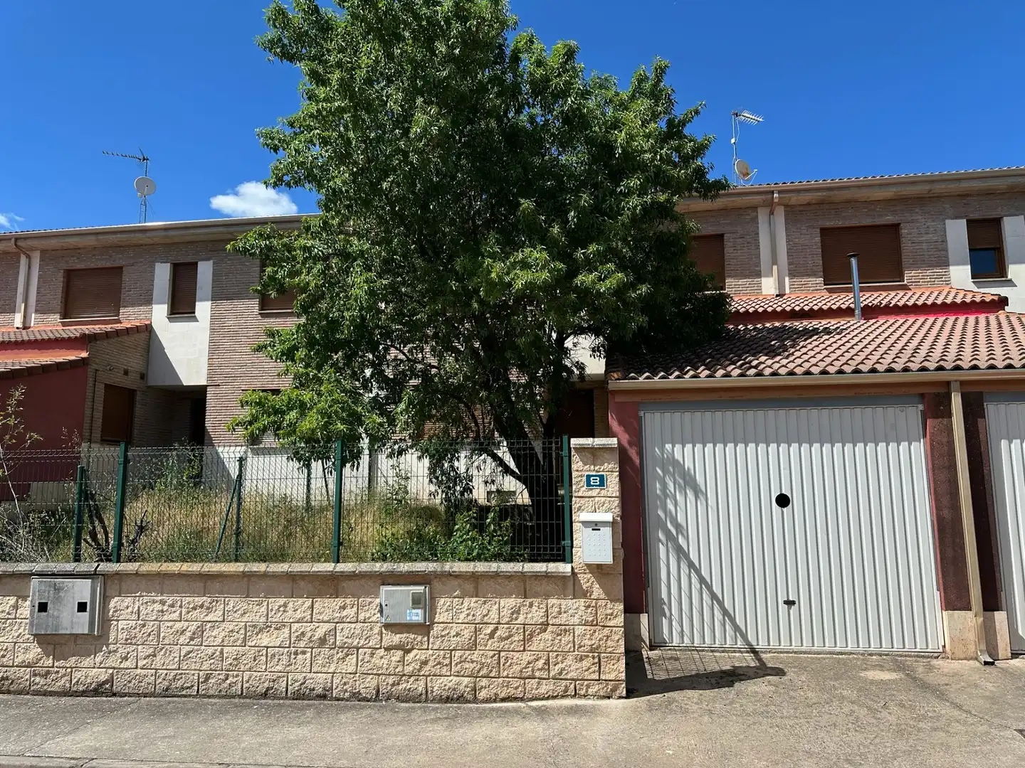 Außenansicht von Einfamilien-Reihenhaus zum Verkauf in Villariezo mit Privatgarten