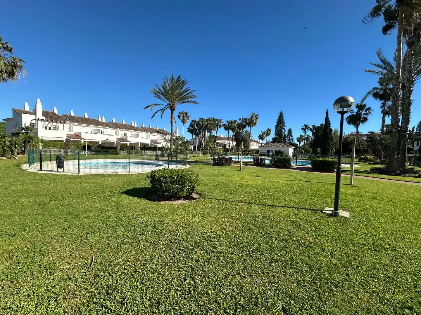 Außenansicht von Wohnung zur Miete in Rota mit Klimaanlage, Schwimmbad und Balkon