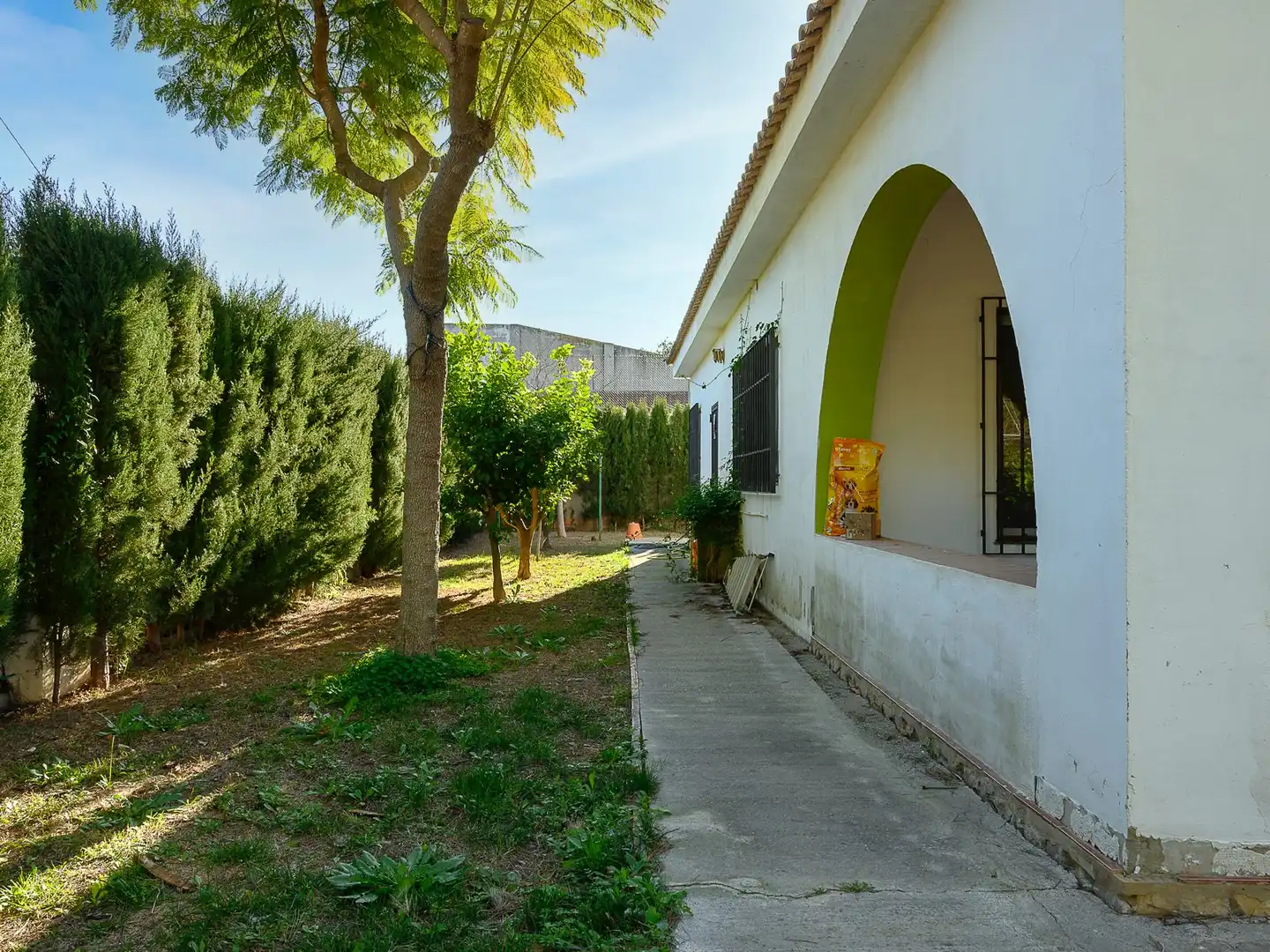 Vista exterior de Casa o xalet de lloguer en Manises amb Calefacció, Jardí privat i Moblat