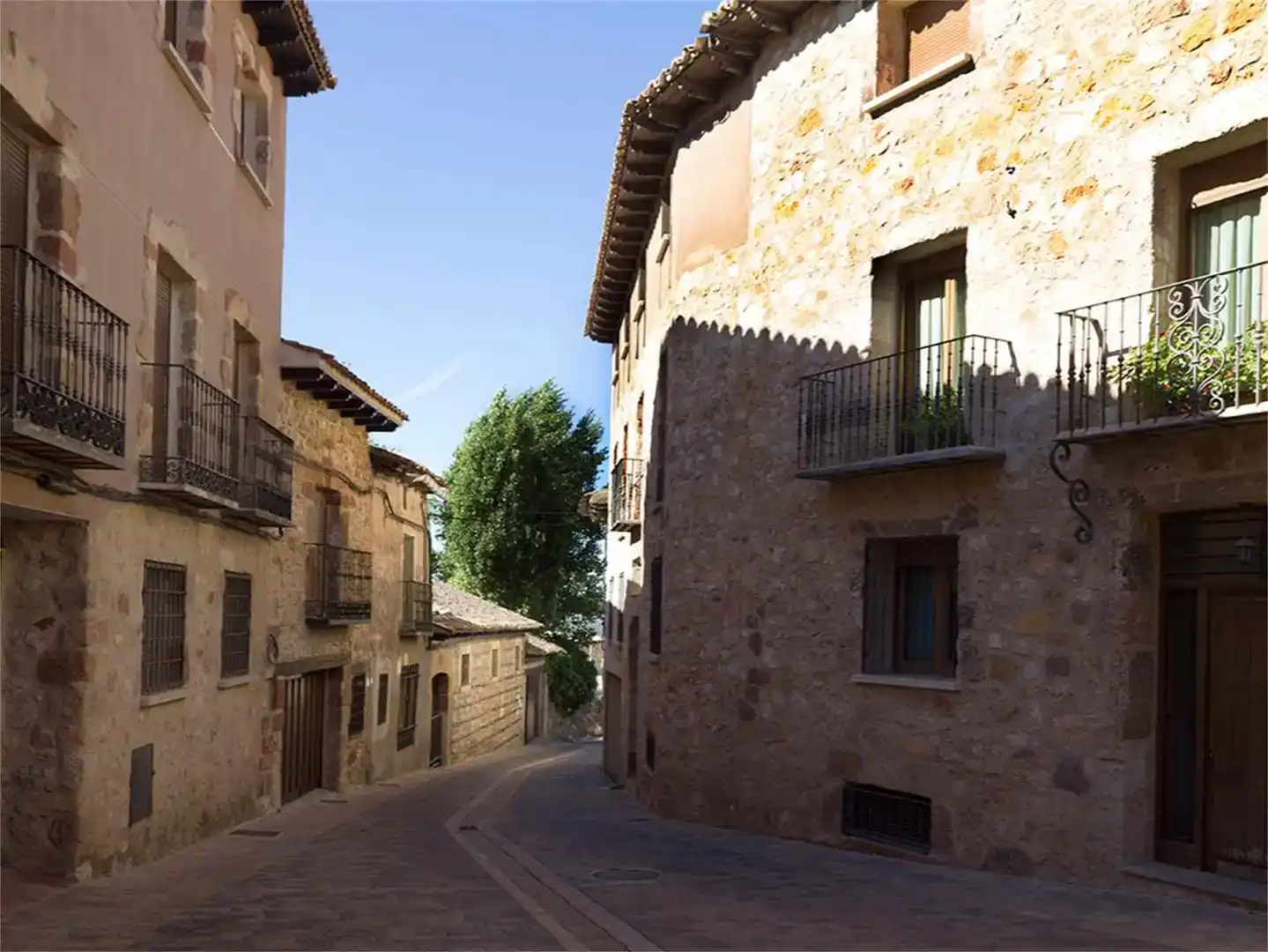 Vista exterior de Pis en venda en Atienza amb Balcó