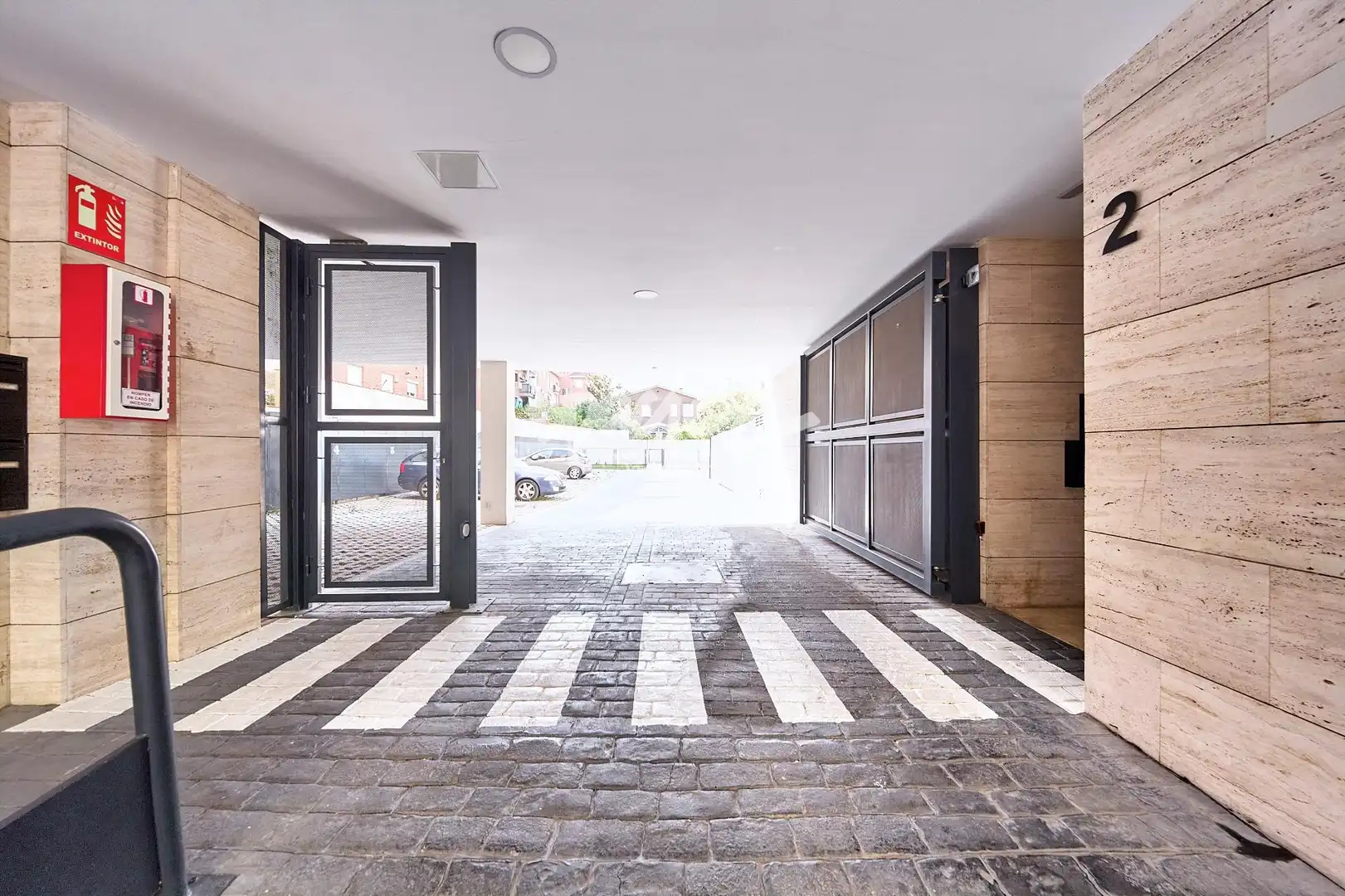 Aparcament de Apartament en venda en Madrid amb Calefacció i Piscina comunitària